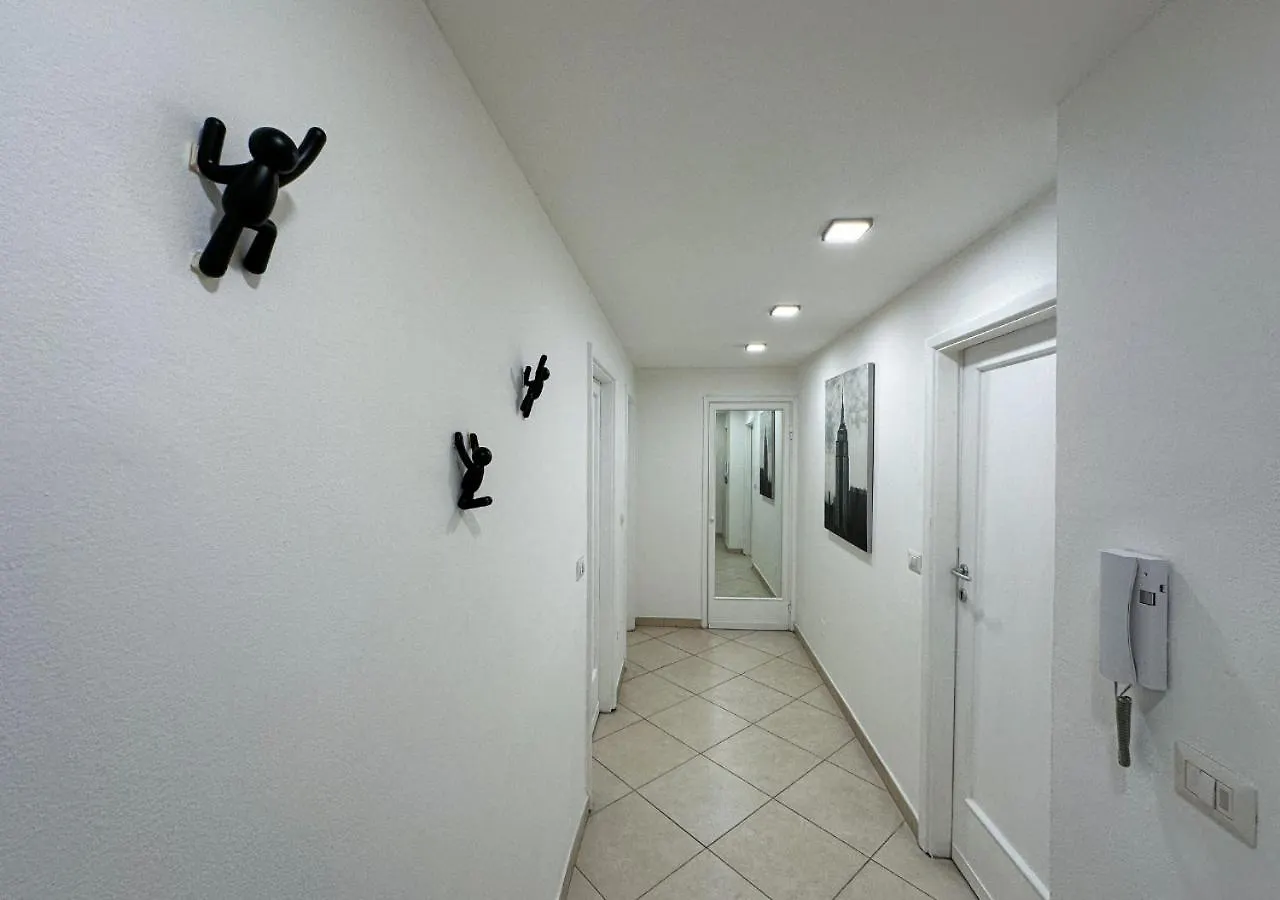 Modern Cenisio Apartment - Self Check-In & Parking Milan