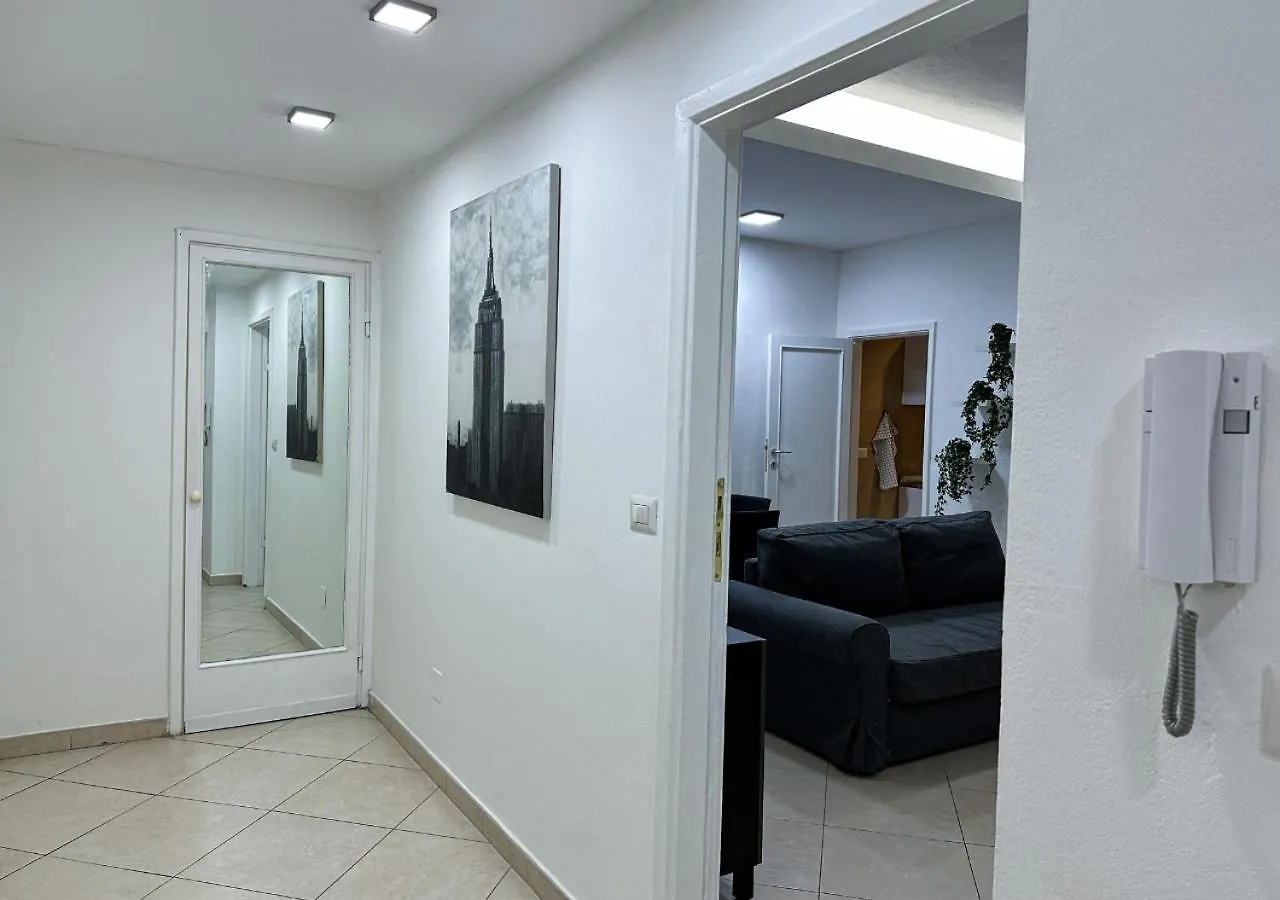 Modern Cenisio Apartment - Self Check-In & Parking Milan