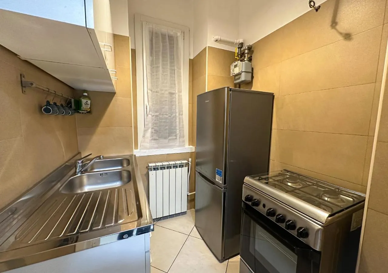 Modern Cenisio Apartment - Self Check-In & Parking Milan
